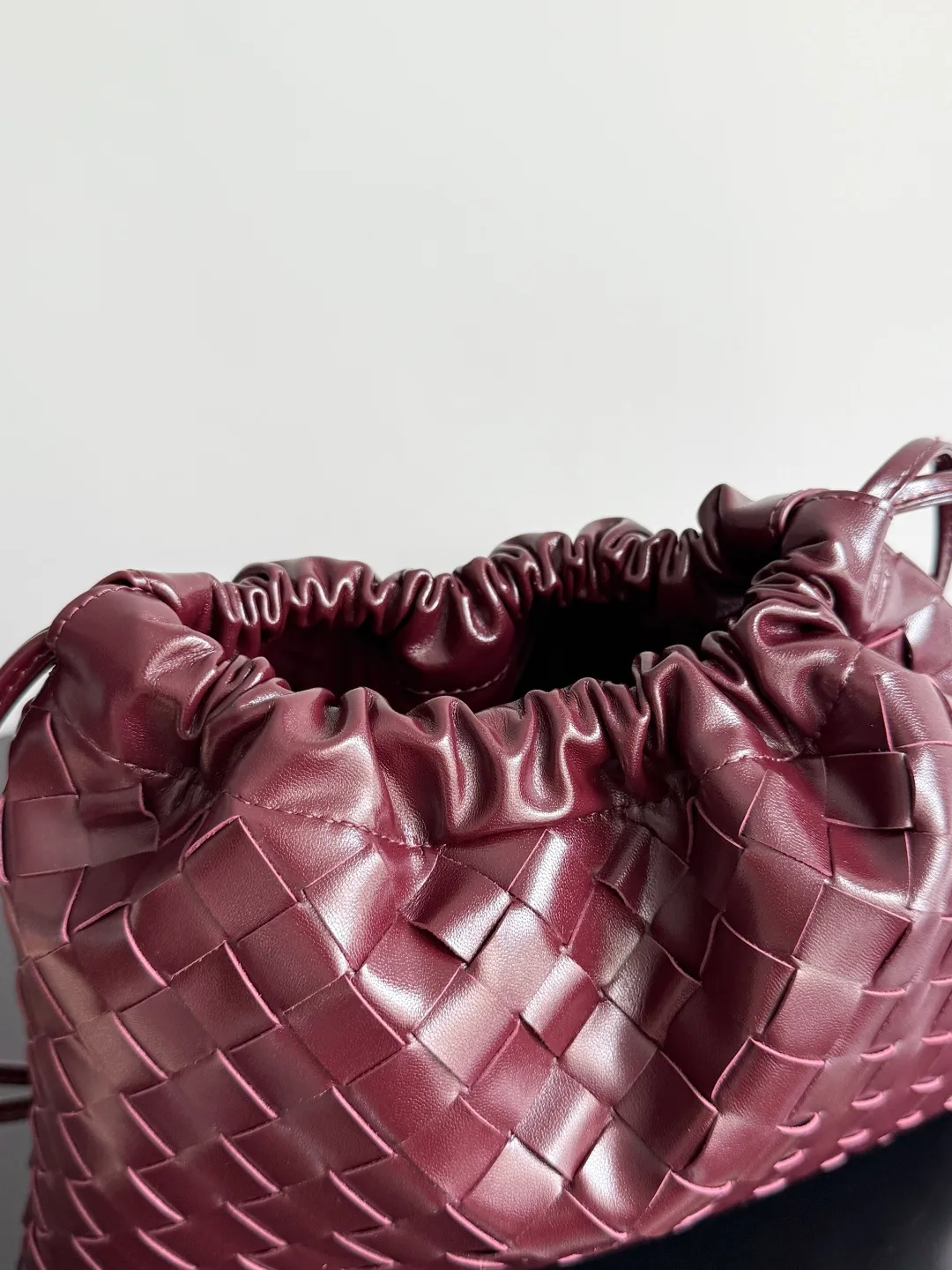 Batch 1560 Armpit bags have become a fashionable item that every girl has in their hands in recent years🛍️. The elegant and simple style has won the love of many people of different ages. However, there is an unavoidable trouble with armpit bags, that is, the capacity is too small, and BOTTEGA VENETA’s new Dustbag Considering people's travel needs, the capacity of garbage bags has been greatly upgraded. Folding umbrellas, water cups, and girls' makeup powder and lipstick can all be accommodated. It is very light and resistant to dirt. Even if you have a lot of things when traveling, it can reduce the burden to a certain extent. The shoulder straps are buckled and can be changed at will. It can be used for hand holding or as the liner of a large bag. After the drawstring is drawn, it looks like a cloud bag. It is very suitable for concave styling when traveling in summer🙋🏻‍♀️ Style number: 796728 Size: 32*23*1cm